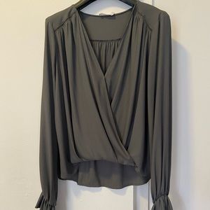 Lush green crossing blouse with button and flared sleeve. Just like new!